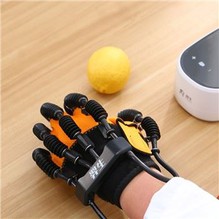 Attrezzatura per fisioterapia con dispositivo per mano d'aiuto per gli anziani