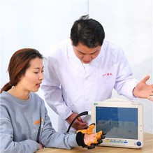 Guanto intelligente per fisioterapia per pazienti colpiti da ictus