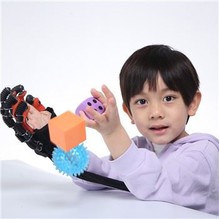 Guanti robot di riabilitazione per paralisi cerebrale infantile