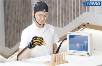 Come funziona il robot per la riabilitazione manuale delle mani con interfacc...